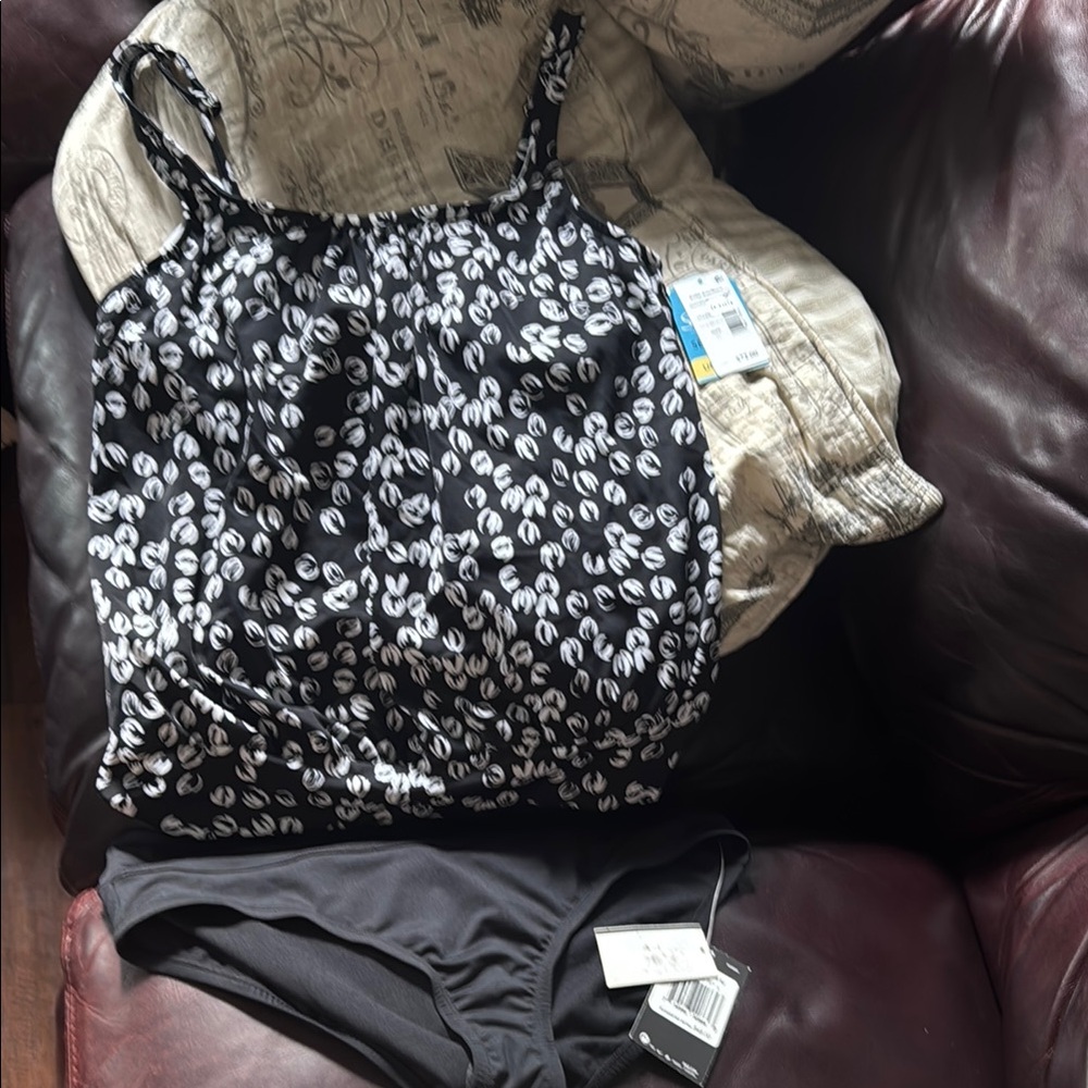Black and White swim top w bra underwire & black Nike swim bottoms both NWT